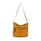Bandolera color beige con correa larga regulable combinada a tono. Tiene dos bolsillos frontales con cierre, apertura superior con cierre, división interna, bolsillos internos y bolsillo trasero con cierre.