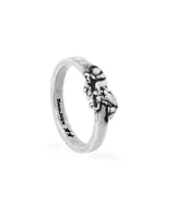 Anillo plateado con diseño de caballo galopando.