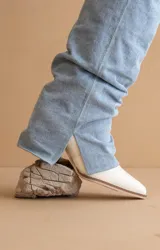 Bota de caña alta de denim celeste con puntera y talón en cuero sintético blanco y taco de madera.