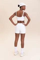 Short deportivo negro con estampado de la palabra "LIVE!" en gris.