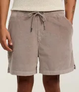 Bermuda de terciopelo color crema, corte runner, con cintura elástica, cordón ajustable y bolsillos laterales.