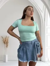 Remera negra ajustada al cuerpo, con escote cuadrado y mangas cortas.