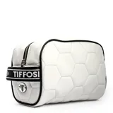 Neceser blanco con diseño de hexágonos que simulan una pelota de fútbol, cierre superior con cremallera, asa de mano con logo de la marca y detalles en negro.