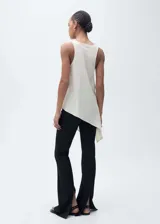 Musculosa color crudo con breteles anchos, escote en V y bajo asimétrico.
