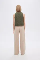 Pantalón de poliéster color beige, de corte recto y tiro alto.