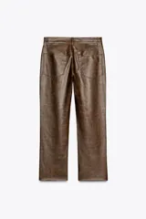 Pantalón de tiro alto color marrón con efecto piel, corte bootcut, cinco bolsillos y cierre frontal con cremallera y botón.