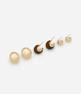 Set de tres pares de aros y caravanas: un par de aros gruesos dorados, un par de caravanas con detalles en resina color madera y un par de caravanas pequeñas doradas.