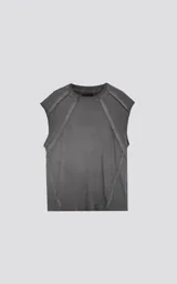 Remera gris con cuello redondo y sisas amplias, con recortes en delantero y mangas y efecto gastado.