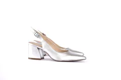 Zapatos plateados de cuero metalizado, con punta fina, talón descubierto, tira con hebilla ajustable y taco bloque de 7 cm.