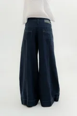 Pantalón marrón de lino y algodón, de tiro medio y piernas anchas, con bolsillos delanteros y traseros con detalles de remaches.