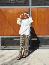 Camisa blanca de mangas largas con bordado inglés.