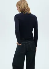 Sweater azul marino de punto fino con cuello en V y mangas largas.