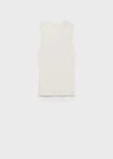 Musculosa blanca de tejido de punto fino, cuello redondo, tirantes anchos y diseño entallado.
