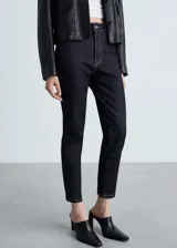 Pantalón de jean de tiro alto color azul oscuro, corte slim fit y largo cropped.