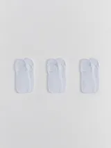 Kit de tres pares de medias blancas invisibles de algodón.