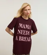 Remera t-shirt de algodón color borgoña con estampa frontal en letras rosas con la frase "Mama Needs a Break".