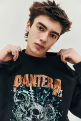 Buzo negro de corte holgado con estampado del logo de la banda de metal Pantera, con calavera y serpientes.