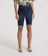 Bermuda de jean de tiro alto, color azul oscuro, con dobladillo en los bordes de las piernas.