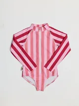 Traje de baño entero de lycra con protección UPF 50, a rayas verticales rosas y rojas, con cierre frontal.