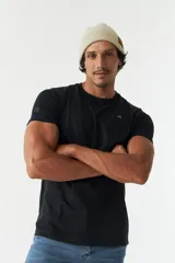 Remera color salmón de corte clásico, cuello redondo y logo bordado en el pecho.