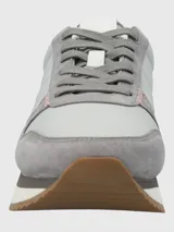 Zapatilla casual de mujer, modelo Bliss Sun, con capellada combinada en tonos de gris claro y gris oscuro, detalles en rosa vibrante en el talón y suela plataforma blanca y marrón. Posee cordones grises y tecnología de suela memory foam.