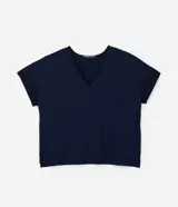 Blusa plus size de crepé azul marino, con escote en V, mangas cortas con detalle de punto y flecos en los laterales de los puños.