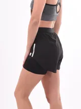 Short deportivo negro con calza interna ajustada y cintura elástica.