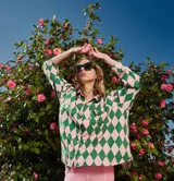 Camisa holgada con estampado de rombos azules y blancos, cuello solapa, manga corta y abotonada. Talle único, similar a un M.