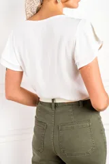 Blusa blanca de viscosa con escote redondo con abertura en forma de gota y mangas cortas con volados.