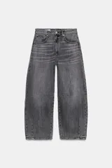 Jeans de tiro medio, estilo balloon baggy, color gris oscuro lavado. Presenta pierna muy ancha y largo completo, con aberturas sutiles en los bajos.
