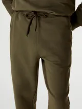 Pantalón de jogging marrón con cintura elástica y cordón ajustable.