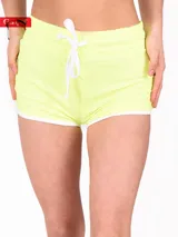Short deportivo color verde claro con cintura elástica y cordón blanco.
