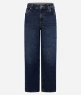 Pantalón de jean de corte recto con cintura alta, color azul oscuro, con bolsillos delanteros y traseros. Se ajusta a la cintura con cinturón de cuero marrón.
