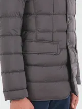 Chaqueta de vestir Herno modelo La Giacca, rellena de plumas, color negro.
