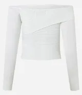 Blusa blanca texturizada con escote asimétrico hombro a hombro y mangas largas.