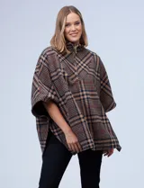Poncho de tejido soft, marca Weatherproof, con estampado Príncipe de Gales en tonos marrón, beige, azul marino y rojo. Presenta cuello alto con cierre metálico dorado y bolsillos delanteros.