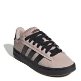 Championes Adidas Grand Court Alpha color taupe con detalles en negro, cordones negros y las tres tiras características de la marca en los laterales.