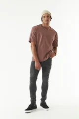 Remera oversize negra de algodón con cuello redondo y mangas cortas. Corte amplio y relajado.