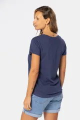 Remera de manga corta con cuello redondo, confeccionada en tejido suave de color celeste jaspeado.