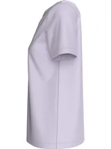 Remera lila de algodón regenerativo con cuello redondo y logo CK bordado en el pecho.