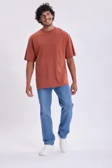 Remera color terracota con efecto lavado, de corte recto y mangas cortas.