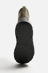 Bota corta color verde militar con diseño acolchado, tirador trasero y suela track negra.