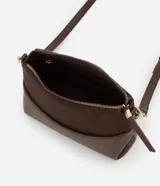 Cartera transversal pequeña color marrón, con la parte superior de gamuza y la inferior de cuero sintético. Tiene cierre de cremallera metálica dorada y asa larga ajustable y desmontable con mosquetones dorados.