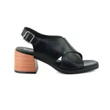 Sandalias negras de cuero sintético con tiras cruzadas en el empeine, talón descubierto con tira ajustable con hebilla y taco bloque de madera.
