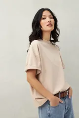 Remera negra de corte cuadrado con cuello redondo y mangas cortas con dobladillo.