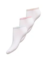 Medias blancas de corte bajo con borde superior plateado brillante.