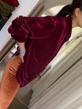 Camisa beige de terciopelo con cuello clásico, cierre frontal con botones, dos bolsillos de parche en el pecho y mangas largas con puños abotonados.
