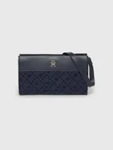 Bandolera Tommy Hilfiger azul marino con estampado de logos, correa ajustable y logo metálico dorado en el frente.