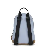 Mochila de tamaño mini en color gris, con bolsillo frontal y base en color marrón.