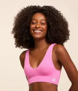 Soutien top color rosado con textura acanalada, copas desmontables y sin costuras.